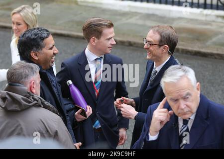 Londres, Royaume-Uni. 25th octobre 2022. Kay Burley SKY présentateur de nouvelles (L0 Faisal Islam (2nd à gauche) journaliste politique et économique de BBC News, Rob Powell (2nd à gauche) correspondant politique de Sky News, Chris Mason (C) rédacteur politique de BBC News et Huw Edwards (R) journaliste de BBC à Downing Street, Londres, faisant état du changement de Premier ministre britannique. Crédit : SOPA Images Limited/Alamy Live News Banque D'Images