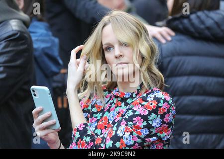 Londres, Royaume-Uni. 25th octobre 2022. Ali Fortescue, correspondant DE SKY à Downing Street, Londres, rapporte le changement de Premier ministre britannique. Crédit : SOPA Images Limited/Alamy Live News Banque D'Images