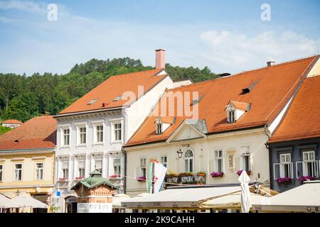 SAMOBOR, CROATIE-22 mai 2022 : vue cenic sur l'architecture médiévale colorée dans la ville baroque de Samobor, Croatie du Nord Banque D'Images