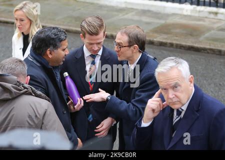 Londres, Royaume-Uni. 25th octobre 2022. Kay Burley SKY présentateur de nouvelles (L0 Faisal Islam (2nd à gauche) journaliste politique et économique de BBC News, Rob Powell (2nd à gauche) correspondant politique de Sky News, Chris Mason (C) rédacteur politique de BBC News et Huw Edwards (R) journaliste de BBC à Downing Street, Londres, faisant état du changement de Premier ministre britannique. (Photo par Steve Taylor/SOPA Images/Sipa USA) crédit: SIPA USA/Alay Live News Banque D'Images