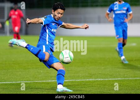 Eindhoven, pays-Bas. 27th octobre 2022. VADUZ - Yukinari Sugawara d'AZ Alkmaar lors du match du groupe E de la Ligue des conférences de l'UEFA entre le FC Vaduz et AZ au Rheinparkstadion sur 27 octobre 2022 à Vaduz, au Liechtenstein. ANP ED DU POL Credit: ANP/Alay Live News Banque D'Images