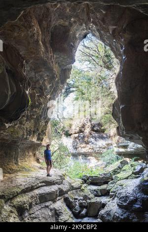 Entrée de la grotte, Goule de Sauvas, Ardèche, France Banque D'Images