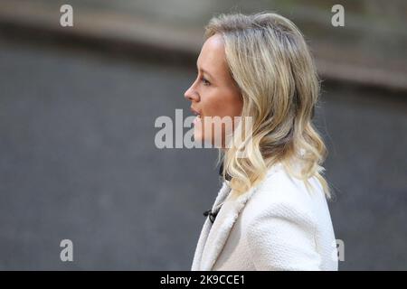 Londres, Royaume-Uni. 25th octobre 2022. Kay Burley SKY présentateur de nouvelles à Downing Street, Londres, faisant état du changement de Premier ministre britannique. (Image de crédit : © Steve Taylor/SOPA Images via ZUMA Press Wire) Banque D'Images