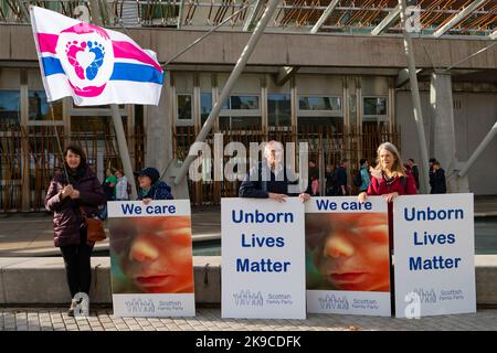 Édimbourg, Écosse, Royaume-Uni. 27th octobre 2022. Manifestation devant le Parlement écossais à Holyrood par le Parti de la famille écossaise. Le Parti de la famille écossaise est favorable au mariage, à l'idéologie anti-transgenre et à l'avortement. Iain Masterton/Alay Live News Banque D'Images