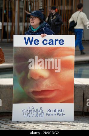 Édimbourg, Écosse, Royaume-Uni. 27th octobre 2022. Manifestation devant le Parlement écossais à Holyrood par le Parti de la famille écossaise. Le Parti de la famille écossaise est favorable au mariage, à l'idéologie anti-transgenre et à l'avortement. Iain Masterton/Alay Live News Banque D'Images