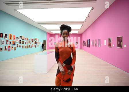 En octobre, la Saatchi Gallery présentera la nouvelle Black Vanguard : la photographie entre l'art et la mode, une exposition révolutionnaire mettant en vedette 15 photographes noirs internationaux qui contribuent à une nouvelle vision de la figure noire et à la représentation recadrante de l'art et de la mode. Cette exposition est une célébration de la créativité noire à la fois devant et derrière la caméra. Les œuvres présentées incluent des stylistes noirs, des modèles, des créateurs de maquillage et des réalisateurs créatifs qui apportent un ensemble radicalement nouveau de références et d'expériences à la fabrication d'images. Banque D'Images