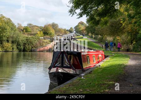 Écluses de Caen Hill sur le canal Kennet et Avon avec des écluses et des bateaux/barges étroits. En bas, en regardant les 19 verrous. Banque D'Images