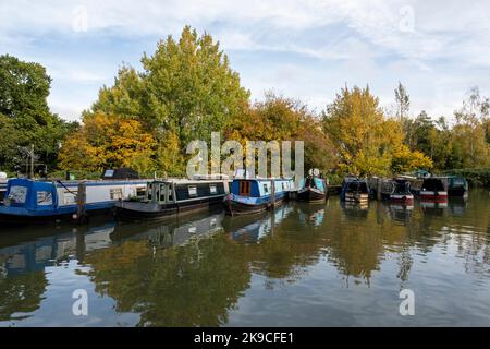 Une gamme de bateaux étroits traditionnels amarrés au haut de l'étang des écluses de Caen Hill, Kennet et Avon Canal, Royaume-Uni. Banque D'Images