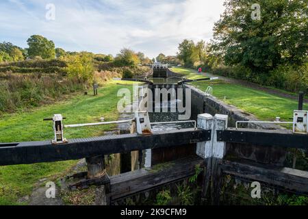 Écluses de Caen Hill sur le canal Kennet et Avon avec des écluses et des bateaux/barges étroits. En bas, en regardant les 19 verrous. Banque D'Images