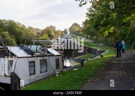 Écluses de Caen Hill sur le canal Kennet et Avon avec des écluses et des bateaux/barges étroits. En bas, en regardant les 19 verrous. Banque D'Images