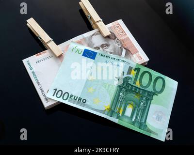 Combiné Croatie Croate Kuna Kune Kunas billets deux cloespins attachés et européen 100 euros fond noir Banque D'Images