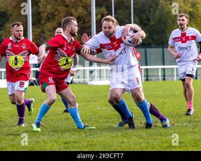 L'Angleterre s'est emprise du pays de Galles lors de la coupe du monde de rugby à XV 2022 à Victoria Park, Warrington. Le joueur d'Angleterre est étiqueté près de la ligne Banque D'Images