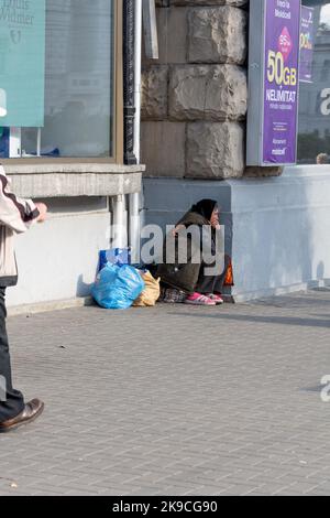 Chisinau, Moldavie - 15 octobre 2022: Une pauvre femme est assise dans la rue et est très contrariée par quelque chose Banque D'Images