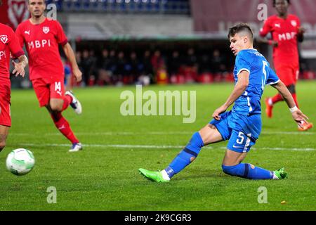 Eindhoven, pays-Bas. 27th octobre 2022. VADUZ - Milos Kerkez d'AZ Alkmaar a obtenu des scores lors du match du groupe E de la Ligue des conférences de l'UEFA entre le FC Vaduz et AZ au Rheinparkstadion sur 27 octobre 2022 à Vaduz, au Liechtenstein. ANP ED DU POL Credit: ANP/Alay Live News Banque D'Images