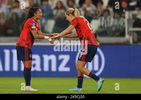 Turin, Italie, 27th octobre 2022. Lindsey Horan, de Lyon, célèbre avec son coéquipier Selma Bacha après avoir obtenu 1-0 points pour donner à la partie une avance lors du match de la Ligue des champions des femmes de l'UEFA au stade Juventus, à Turin. Crédit photo à lire: Jonathan Moscrop / Sportimage crédit: Sportimage / Alay Live News Banque D'Images