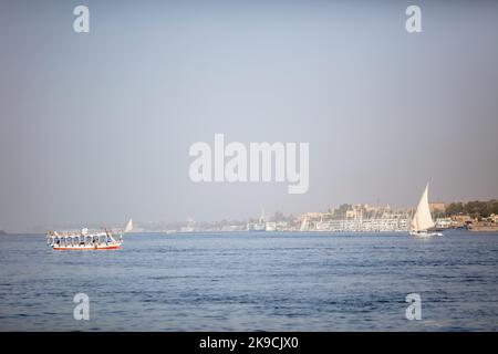 Belles bateaux de pêche et de plaisance sur le Nil à Louxor. Belle rivière et réflexions de bateaux dans l'eau. Banque D'Images