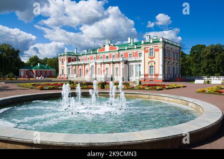 Palais Kadriorg et jardin fleuri avec fontaines à Tallinn, Estonie Banque D'Images