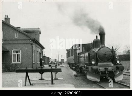 State Railways, SJ S15 1664 avec SJ Bo7 2812. Banque D'Images