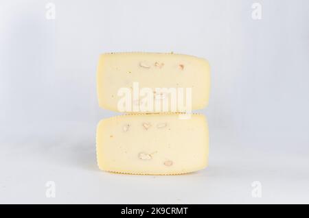 Pile de têtes de fromage de différents types empilées en ligne verticale sur la table. Têtes de fromage dures moyennes sur planche à découper en bois. Alimentation biologique saine conc Banque D'Images