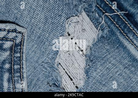 Vêtements en denim bleu déchiré avec coutures et coutures de poche. Vêtements plats portés Jean coupe isolée. Banque D'Images