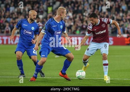 Pablo Fornals #8 de West Ham United court à la défense de Silkeborg pendant le match de l'UEFA Europa Conference League West Ham United contre Silkeborg au stade de Londres, Londres, Royaume-Uni, 27th octobre 2022 (photo d'Arron Gent/News Images) Banque D'Images