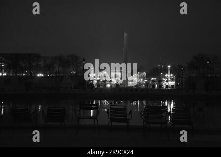 Éclairage Paris. Vue nocturne sur la place de la Concorde, l'avenue des champs-Élysées et l'Arc de Triomphe illuminés pour les vacances d'hiver. Noir blanc Banque D'Images