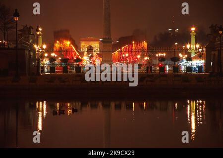 Éclairage Paris. Vue nocturne de la place de la Concorde, de l'avenue des champs-Élysées et de l'Arc de Triomphe illuminés pour les vacances d'hiver depuis les Tuileries G. Banque D'Images