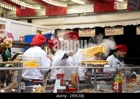 PARIS, FRANCE - 6 JANVIER 2019 : de jeunes vendeurs préparent et vendent des gaufres et crêpes traditionnelles, du chocolat chaud, du vin chaud, etc. Au marché de Noël Banque D'Images