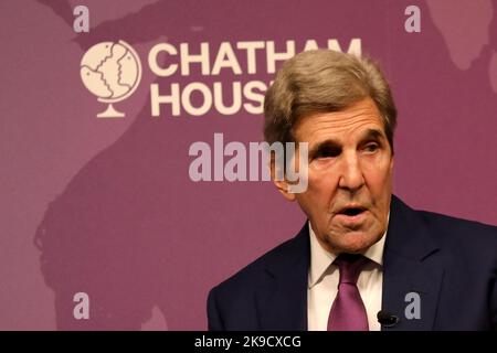 John Kerry, envoyé spécial de la présidence DES ÉTATS-UNIS pour le climat, s'est exprimé au groupe de réflexion de Chatham House à Londres, au Royaume-Uni, le 27 octobre 2022 Banque D'Images