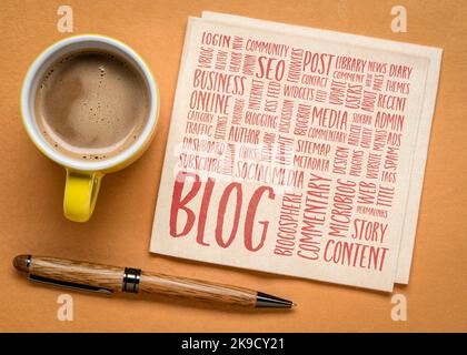 Nuage de mots clés ou tags liés au blog et blog design - écriture sur une serviette avec tasse de café Banque D'Images