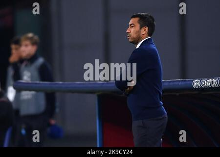 NAPLES, ITALIE - OCTOBRE 26 : Giovanni van Bronckhorst entraîneur du FC Rangers lors du match de l'UEFA Champions League entre Naples et le FC Rangers à Stadi Banque D'Images