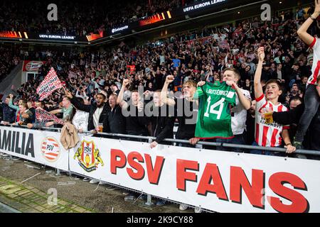 Eindhoven, pays-Bas. 27th octobre 2022. Fans de PSV Eindhoven pendant le match du groupe A - UEFA Europa League entre PSV Eindhoven et Arsenal FC à Philips Stadion on 27 octobre 2022 à Eindhoven, pays-Bas (photo de Broer van den Boom/Orange Pictures) Credit: Orange pics BV/Alay Live News Banque D'Images