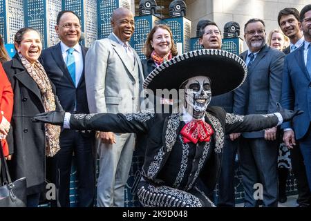 New York, États-Unis. 27th octobre 2022. Le maire de New York, Eric Adams (C), rit à côté du consul général du Mexique, Jorge Islas López, alors qu'un homme vêtu d'un costume traditionnel « Catrin » s'est soudainement posé devant eux tout en inaugurant la semaine du Mexique: Dia de Muertos au Rockefeller Center. Credit: Enrique Shore/Alay Live News Banque D'Images