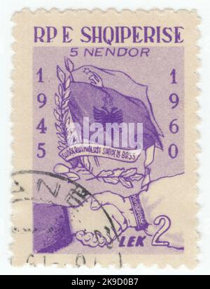 ALBANIE - 1961 : timbre-poste violet de 2 lek avec drapeaux de l'URSS et de l'Albanie. 15th anniversaire de la Société d'amitié albanaise-soviétique Banque D'Images