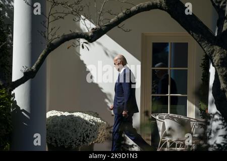 Washington DC, États-Unis. 27th octobre 2022. LE président AMÉRICAIN Joe Biden marche à bord de Marine One sur la pelouse sud de la Maison Blanche à Washington, DC sur 27 octobre 2022. Le président Biden se rendra à New York où il fera des remarques sur le plan d'investissement de Micron dans la fabrication DE PUCES. Photo de Shawn Thew/UPI crédit: UPI/Alay Live News Banque D'Images