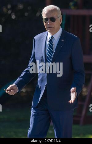 Washington DC, États-Unis. 27th octobre 2022. LE président AMÉRICAIN Joe Biden marche à bord de Marine One sur la pelouse sud de la Maison Blanche à Washington, DC sur 27 octobre 2022. Le président Biden se rendra à New York où il fera des remarques sur le plan d'investissement de Micron dans la fabrication DE PUCES. Photo de Shawn Thew/UPI crédit: UPI/Alay Live News Banque D'Images