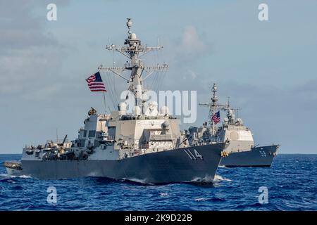 Le destroyer de missiles guidés de classe Arleigh Burke USS Ralph Johnson (DDG 114) et le croiseur de missiles guidés de classe Ticonderoga USS Princeton (CG 59) U.S. Navy Banque D'Images