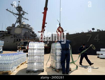 L'eau embouteillée est chargée à bord du destroyer à missiles guidés USS McFaul (DDG 74). Près de 55 tonnes de fournitures ont été chargées dans le cadre de l'assistance humanitaire à la République de Géorgie à la suite du conflit entre les forces russes et géorgiennes. L'assistance aidera à soulager les souffrances humaines dans la République de Géorgie. Marine américaine Banque D'Images