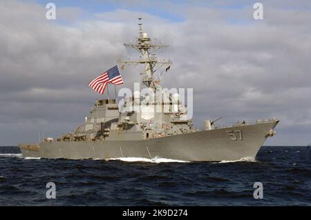 Le destroyer à missiles guidés USS Mitscher (DDG 57) U.S. Navy Banque D'Images