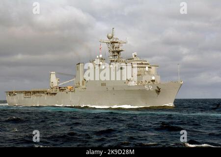 070620-N-8861F-061 OCÉAN PACIFIQUE (20 juin 2007) - le navire d'atterrissage à quai USS Pearl Harbour (LSD 52) opère dans l'océan Pacifique à l'appui d'UNITAS Pacific 2007 qui appuie le Partenariat des Amériques (POA) 2007. L'objectif du POA est d'améliorer les relations avec les pays partenaires grâce à une variété d'exercices et d'événements en mer et sur terre dans toute l'Amérique du Sud, l'Amérique latine et les Caraïbes. U.S. Navy photo par Mass communication Specialist 2nd Class Lenny M. Francioni (PUBLIÉ) Banque D'Images