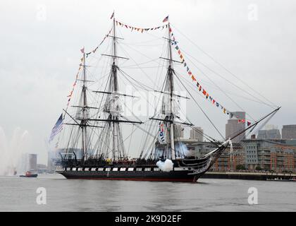 L'USS Constitution lance un hommage de 17 armes près de la base de la Garde côtière américaine de Boston lors de la démonstration en cours du jour de l'indépendance du navire dans le port de Boston. Banque D'Images