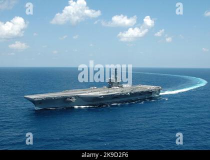 Le porte-avions de la classe Nimitz USS Dwight D. Eisenhower (CVN 69) U.S. Navy Banque D'Images