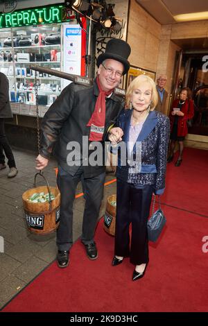 Hambourg, Allemagne. 27th octobre 2022. Dagmar Berghoff, ancienne présentatrice Tagesschau, vient à la première de gala à l'occasion de la nouvelle saison du Varieté au Théâtre Hansa. Credit: Georg Wendt/dpa/Alay Live News Banque D'Images