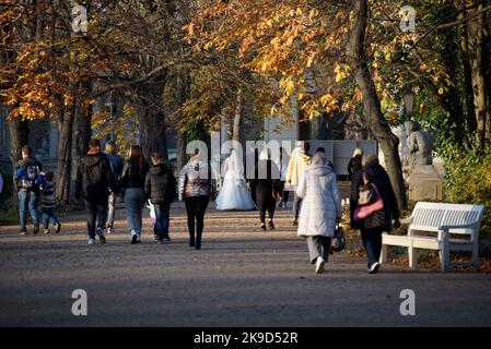 Varsovie, Varsovie, Pologne. 27th octobre 2022. Un couple nouvellement-mer marche parmi les gens pendant leur séance photo dans le parc Lazienki sur 27 octobre 2022 à Varsovie, Pologne. (Credit image: © Aleksander Kalka/ZUMA Press Wire) Credit: ZUMA Press, Inc./Alamy Live News Banque D'Images