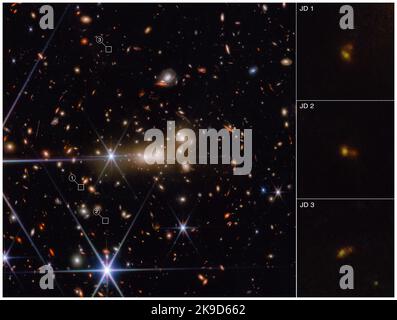 Le début de l'univers. Image du télescope spatial James Webb de la plus haute résolution de la galaxie grappe MACS0647 et de la galaxie très lointaine MACS0647-JD. À gauche, le cluster apparaît comme une mer de galaxies sur un fond noir et trois petites cases encadrées en blanc marquent les emplacements des trois images de la galaxie MACS0647-JD. Les images agrandies de ces zones apparaissent dans une colonne en bas à droite de l'image. MACS0647-JD a un redshift d'environ 11, le mettant dans les 400 premiers millions d'années après le Big Bang. 26 octobre 2022 crédit : NASA, ESA, CSA et STSci, APagan (STSci)/ Alay Live News via Digitaleye Banque D'Images