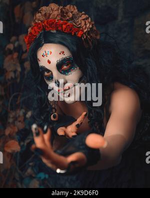 Jour des morts. Dia de los muertos. Femme avec maquillage de crâne de sucre. Santa Muerte. Calavera Catrina. Halloween Banque D'Images