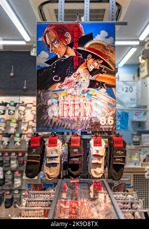 tokyo, nakano - septembre 13 2022: La boutique japonaise de chaussettes vendant des chaussettes en collaboration avec les manga et anime série d'une pièce à promouvoir avec un Banque D'Images