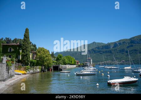 Bateaux amarrés à Pescallo di Bellagio, Lac de Côme, Lombardie, Italie Banque D'Images