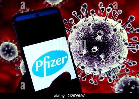 Dans cette illustration, un logo Pfizer est affiché sur un smartphone. Banque D'Images