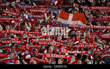 Londres, Royaume-Uni. 27th octobre 2022. Les fans de Silkeborg brandirent leurs foulards et le drapeau danois lors du match de West Ham contre Silkeborg SI l'UEFA Europa Conference League se dispute au London Stadium Stratford. Crédit : MARTIN DALTON/Alay Live News Banque D'Images